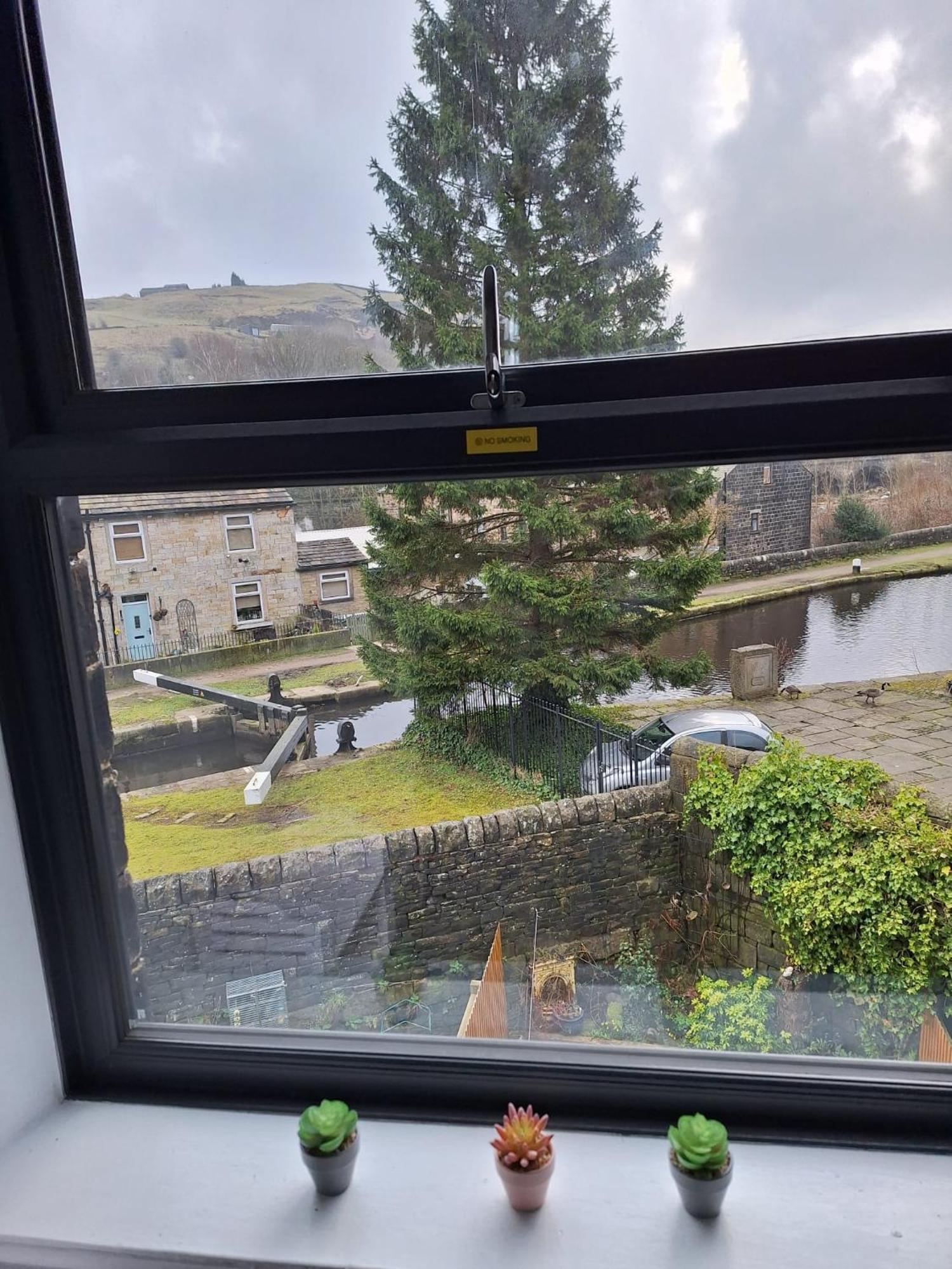 Todmorden Bed & Breakfast - The Toothless Mog Walsden Екстериор снимка
